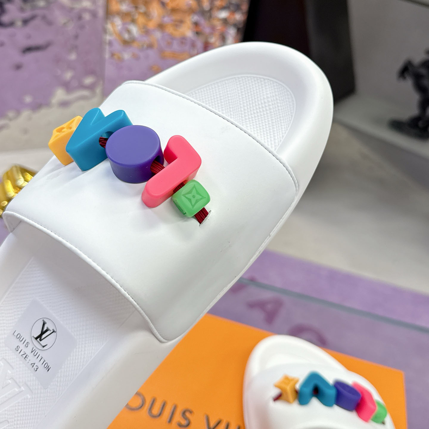 LV DIY-Decorated Couple Slippers FE25081634