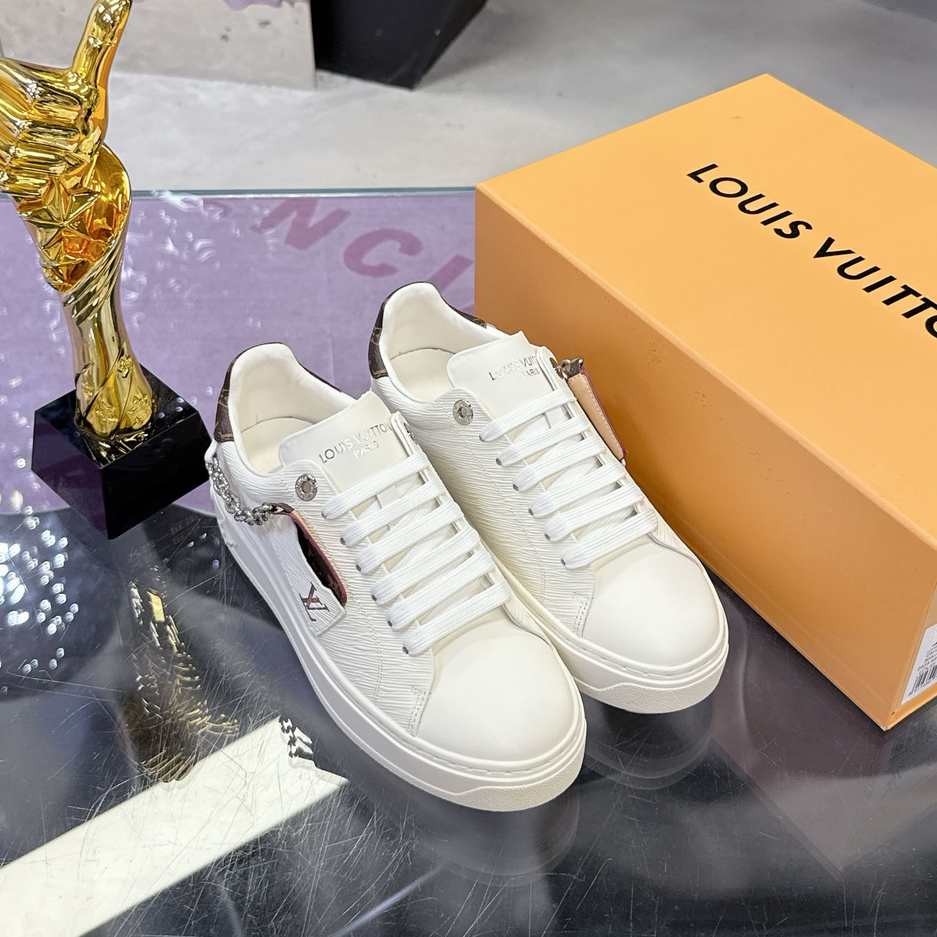 LV 25New Women's Fashion Chain Casual Shoes FE25081626