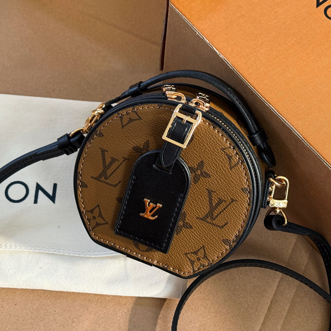 LV Mini Round Shoulder Bag AM25081813