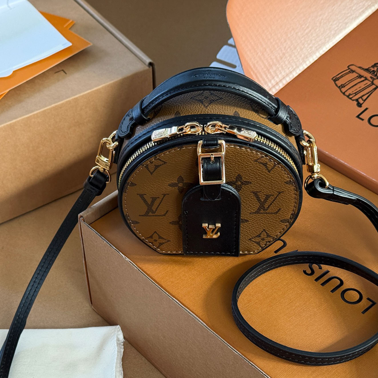 LV Mini Round Shoulder Bag AM25081813