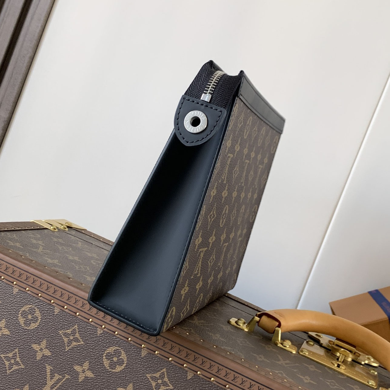 LV Pochette Voyage Medium Clutch AM25081825