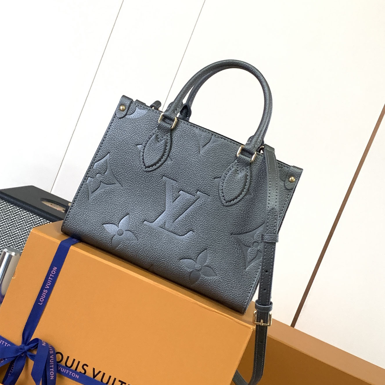 LV OnTheGo Ys Small Bag AM25081824
