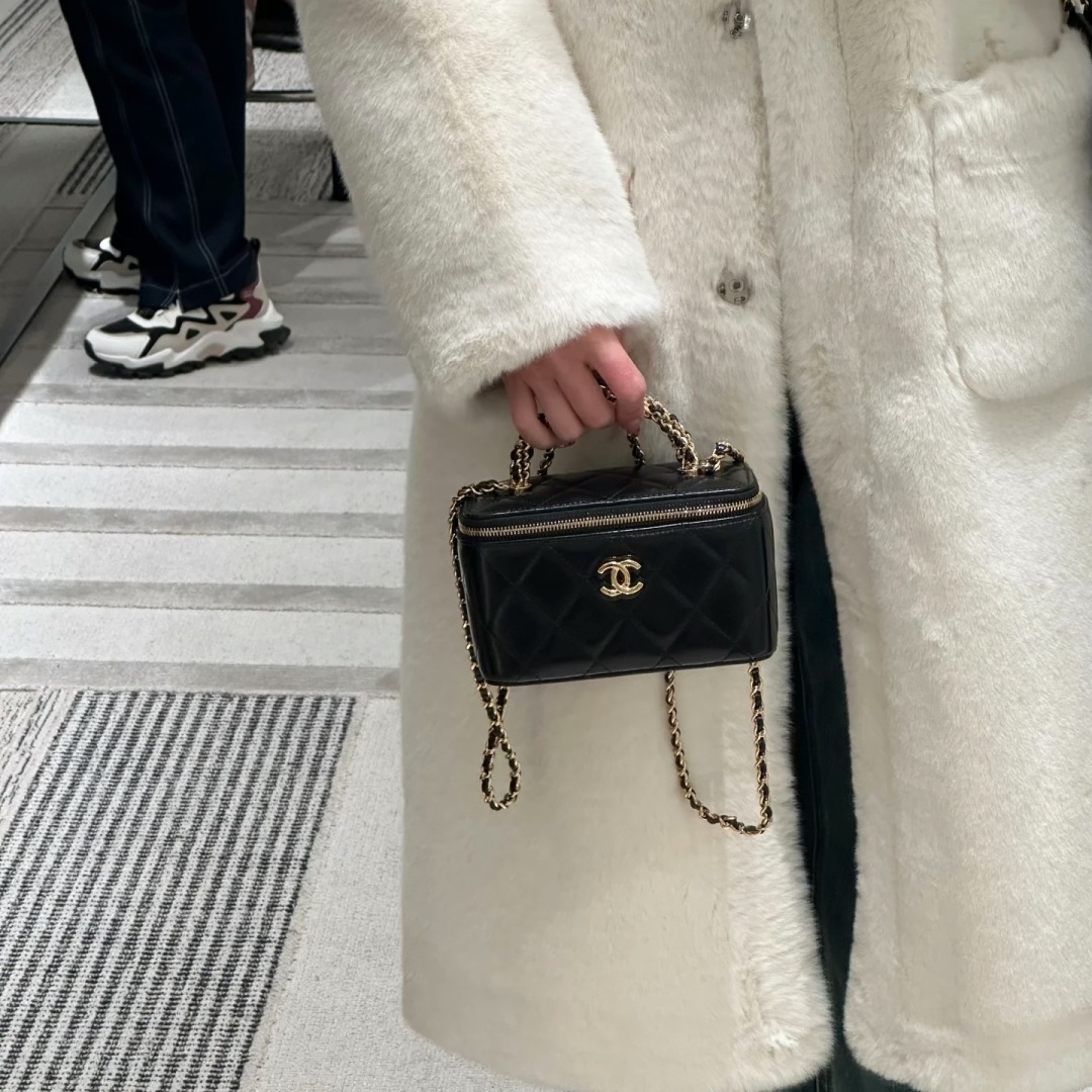 CH Glossy Calfskin Quilted Vanity Case Chain Bag  YV25083103