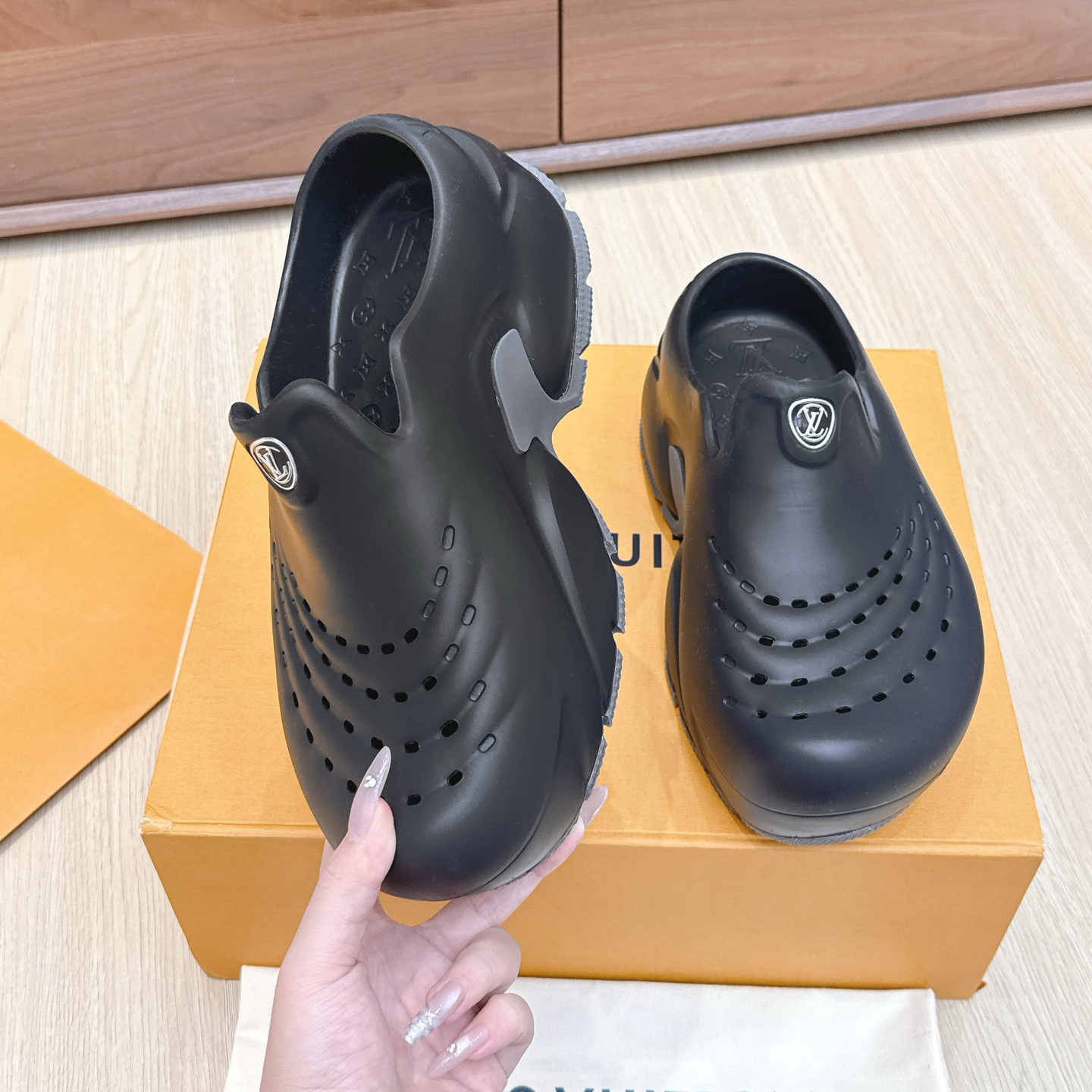 LV Shark Sandals AM25082161