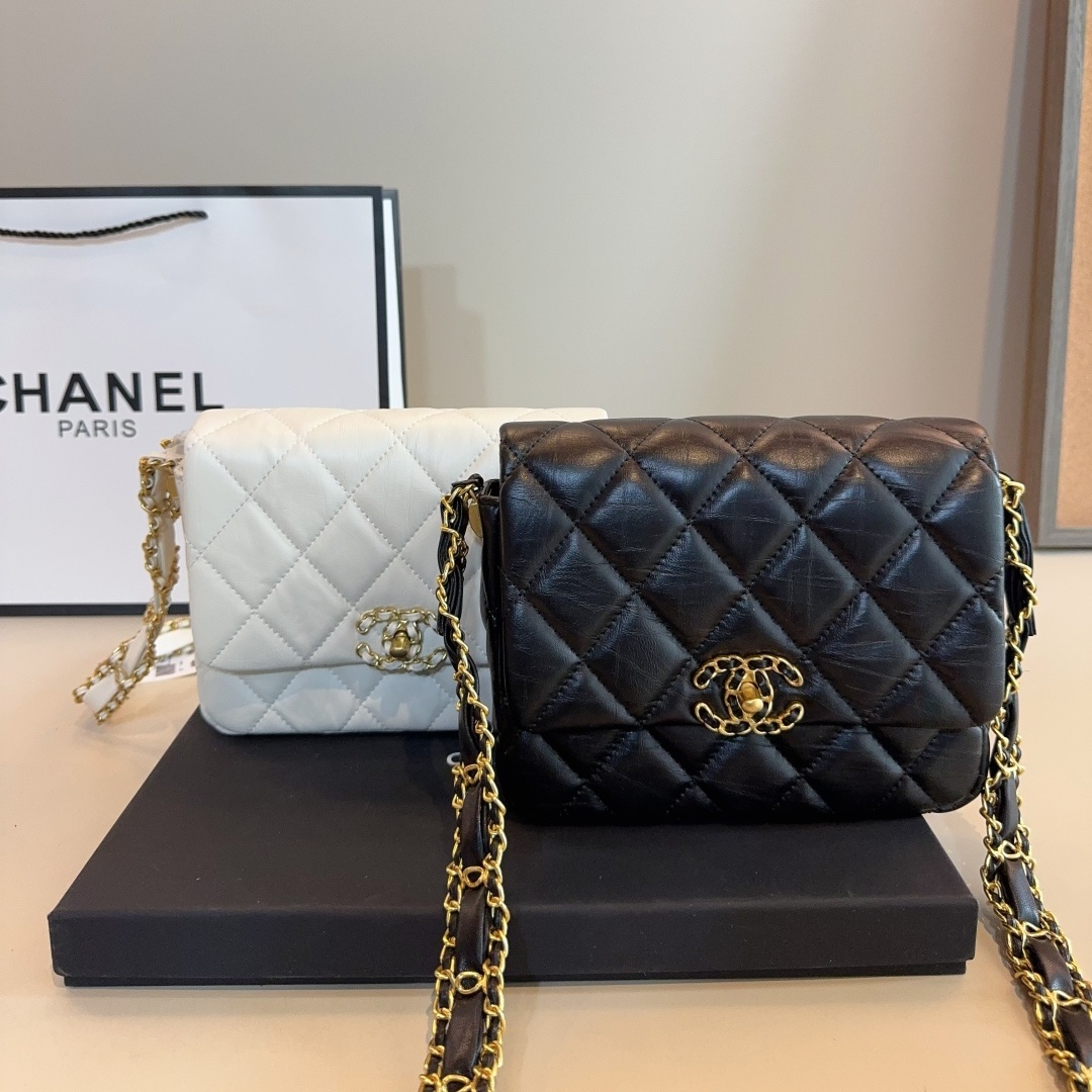 CH 19 Series White Quilted Bag with Chunky Chain YV25083111