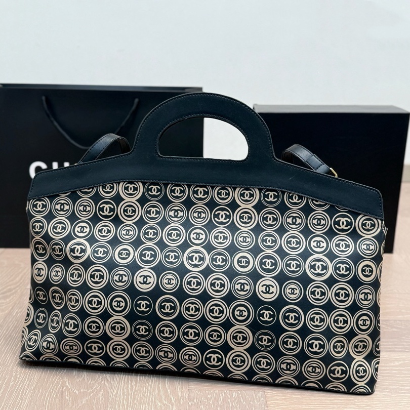 CH Black Tote with Gold CC Coin - Print  YV25083107