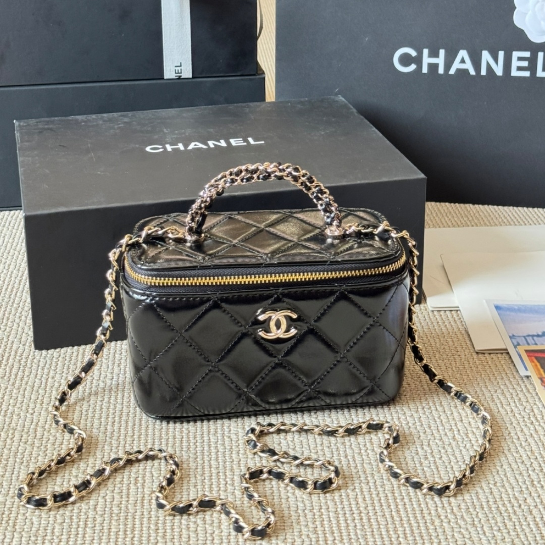 CH Glossy Calfskin Quilted Vanity Case Chain Bag  YV25083103