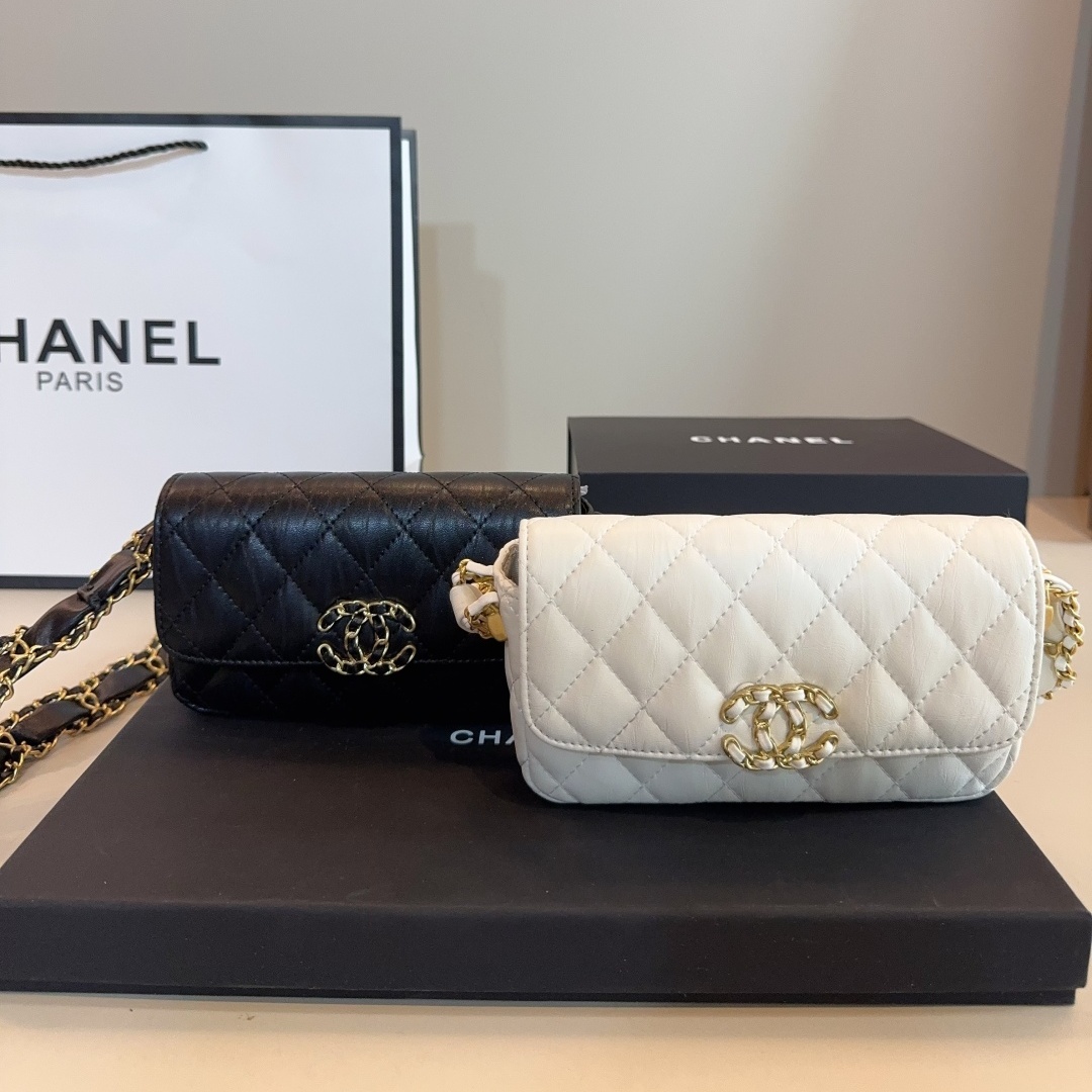 CH 19 Series White Quilted Bag with Chunky Chain YV25083110