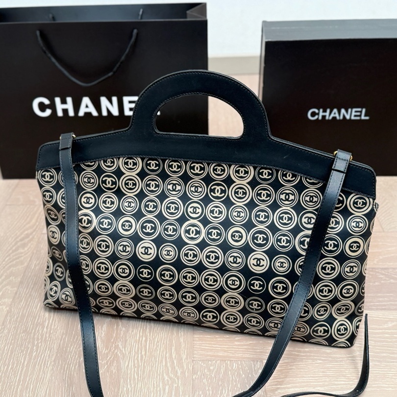 CH Black Tote with Gold CC Coin - Print  YV25083107