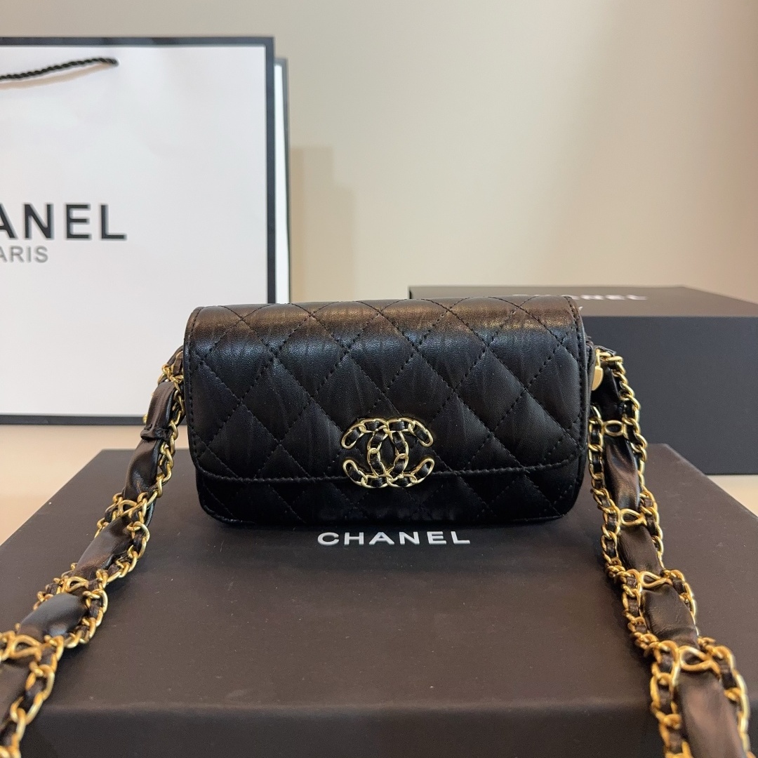 CH 19 Series White Quilted Bag with Chunky Chain YV25083110