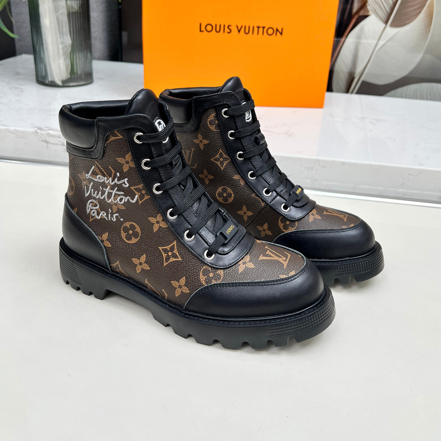 LV Women's Fashion Flat Ankle Boots XX25082221