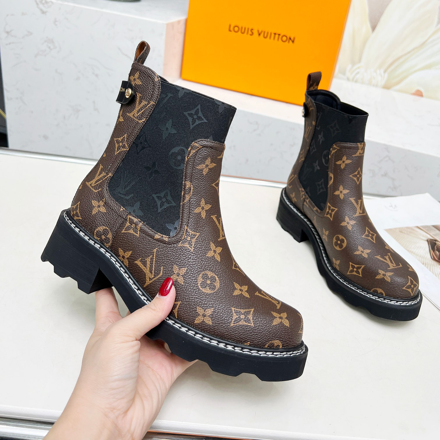 LV Women's Classic Ankle Boots XX25082222