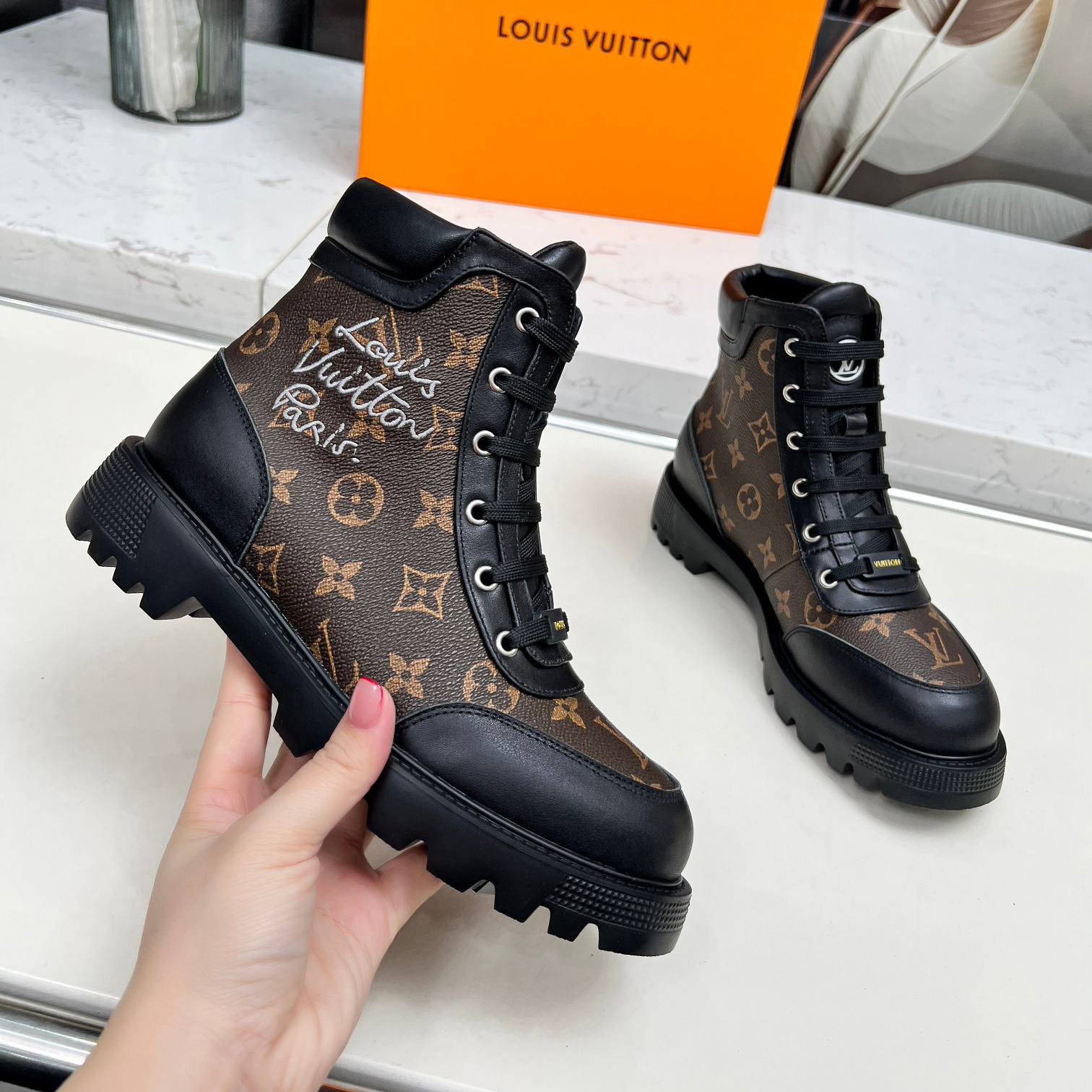 LV Women's Fashion Flat Ankle Boots XX25082221