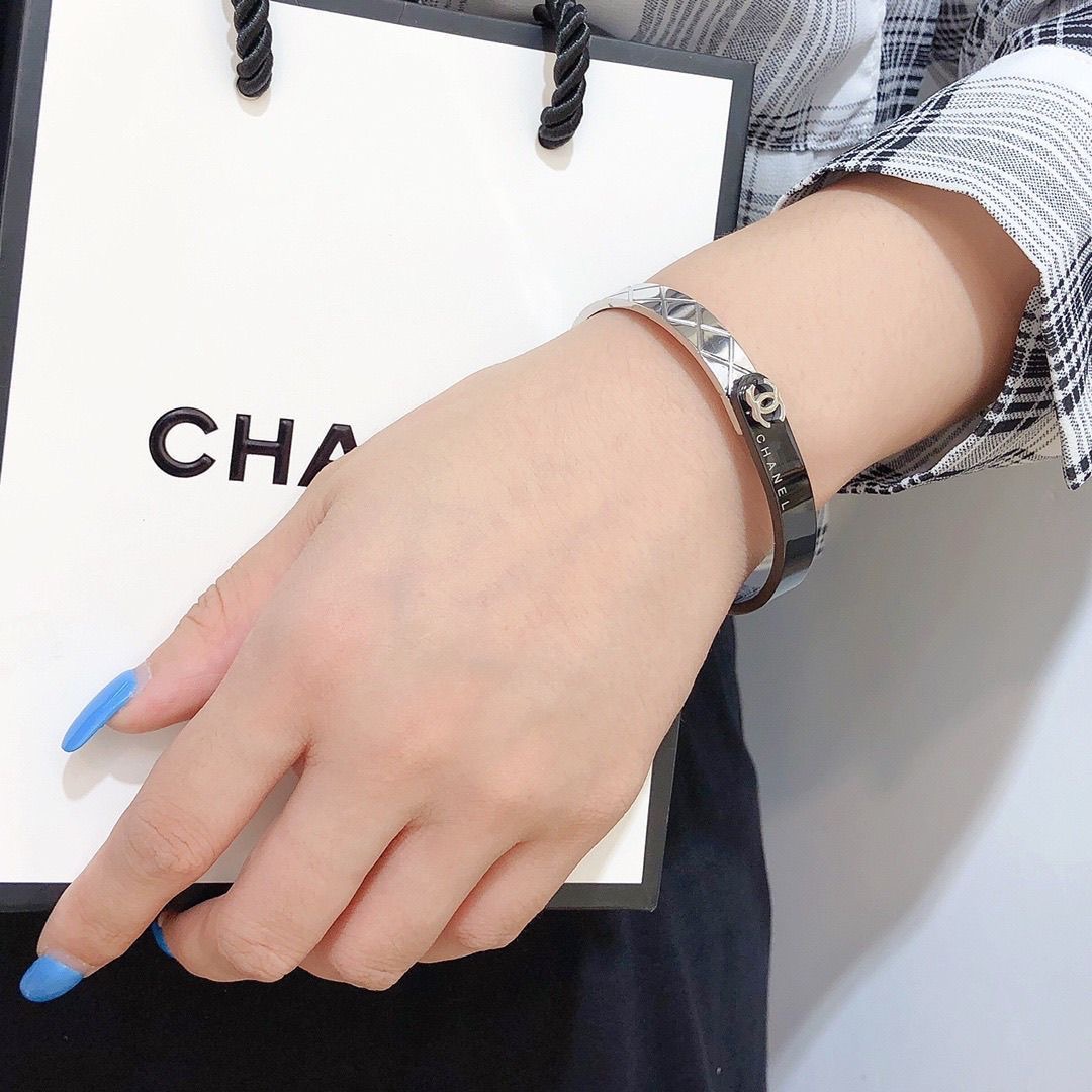 CH Simple And Exquisite Bracelet R25090226