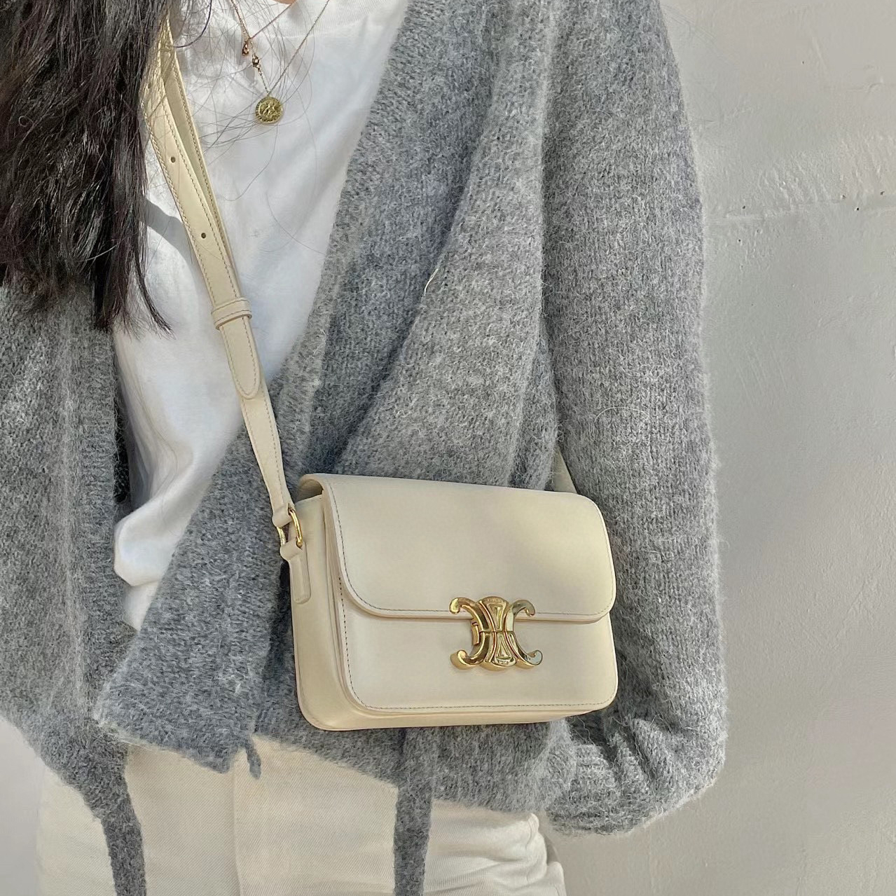 CE Classic Simple Shoulder Bag MM25090451