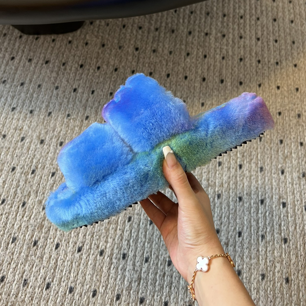 CE Aw Fluffy Slippers MM25090433