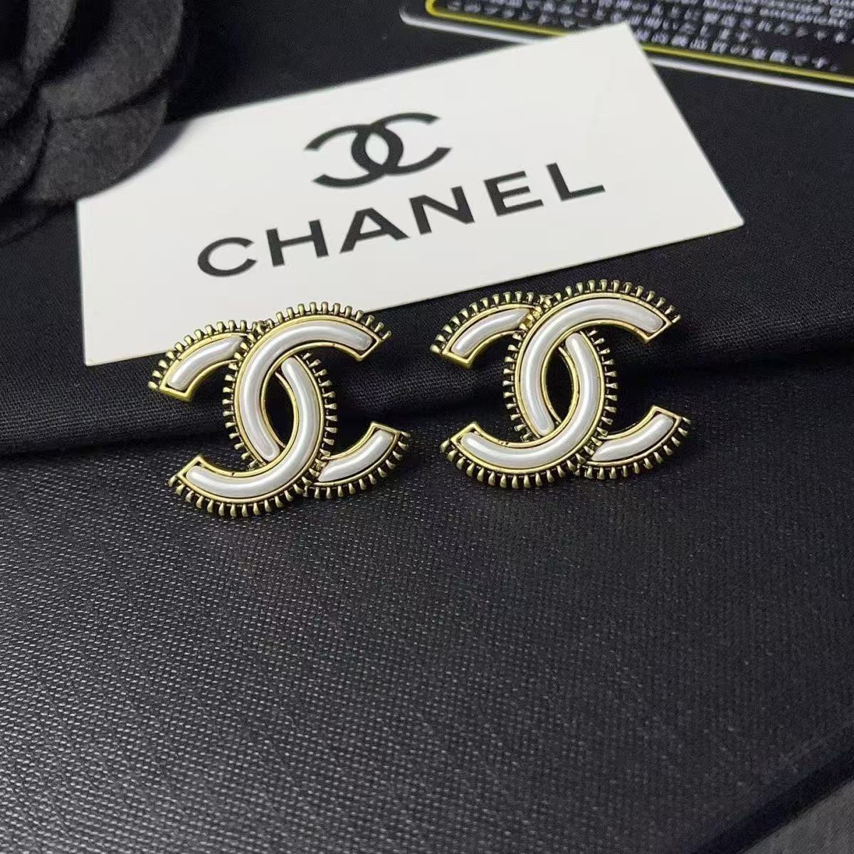 CH Pearl - colored Filled Golden - bordered Ear Studs YPD25091113