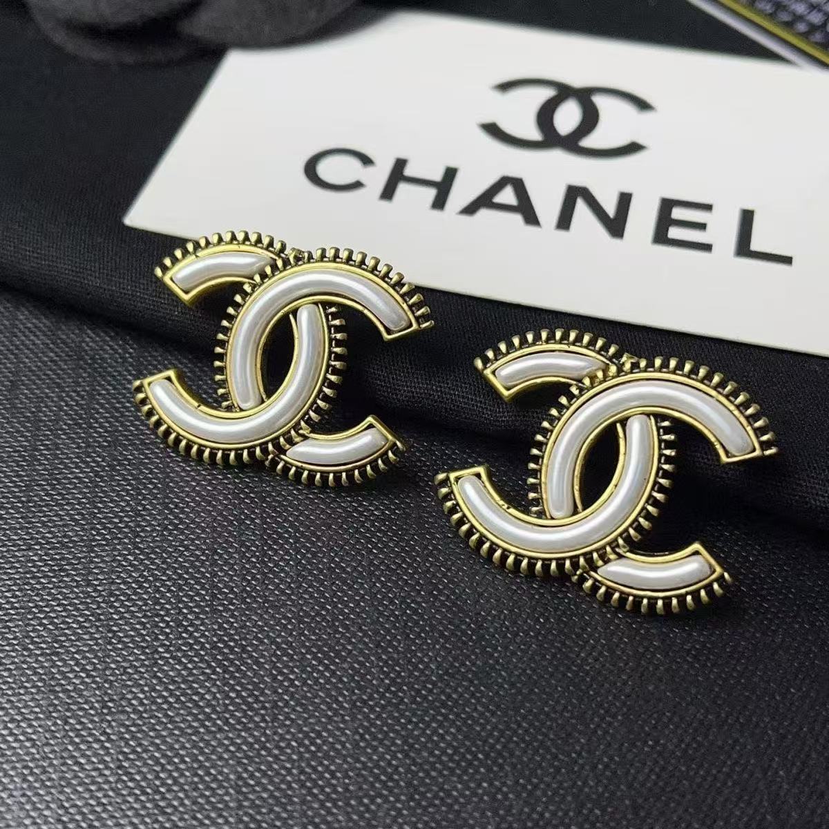 CH Pearl - colored Filled Golden - bordered Ear Studs YPD25091113