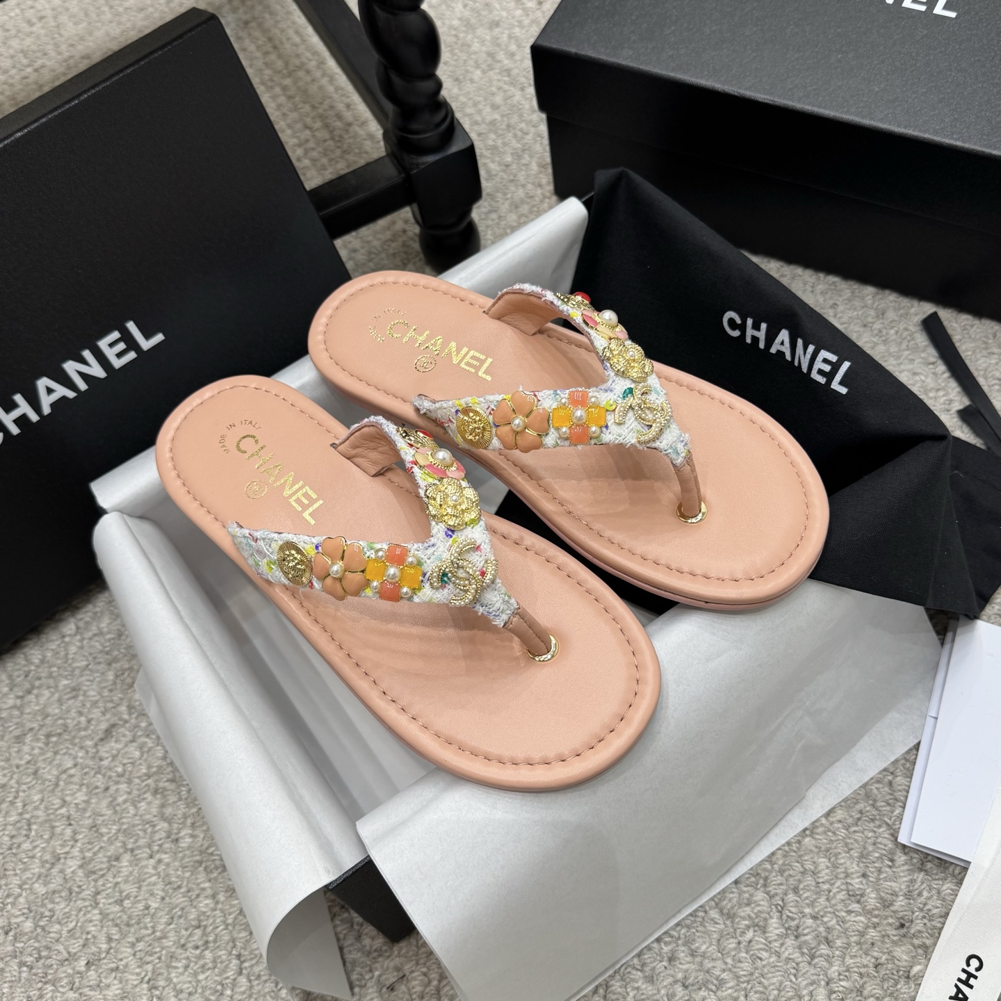 CH 25New Classic Double C Flip-Flops AE25091130