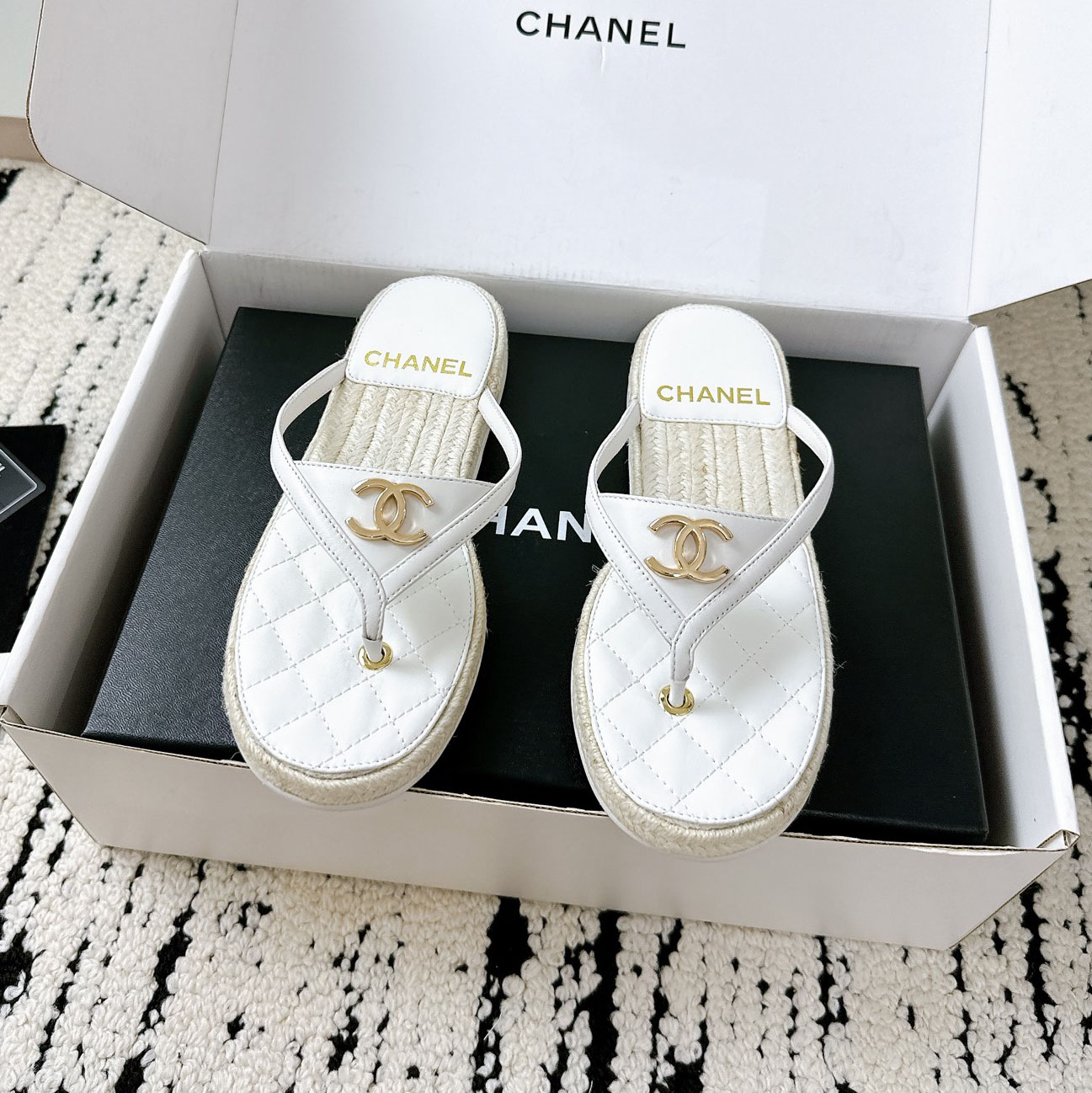 CH 25New Straw-Weave & Leather Combo Flip-Flops AE25091131