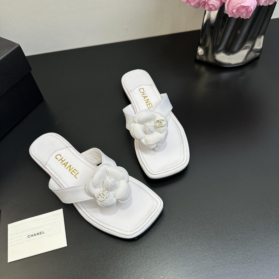 CH 25New Camellia Flip Flops AE25091133