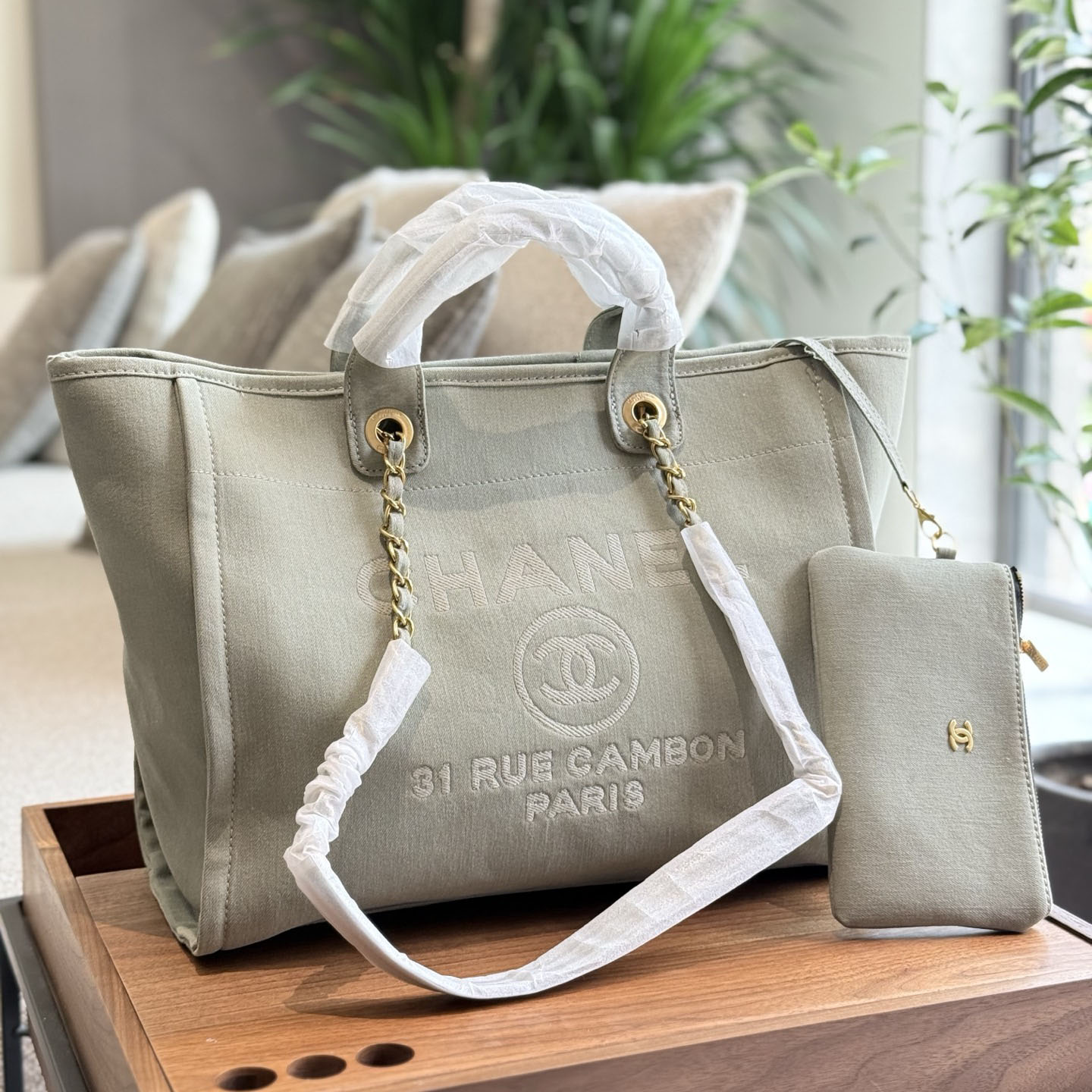 CH Large Canvas 31 Tote XX25091304