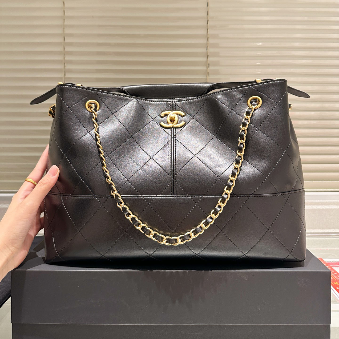 CH Classic Tote AE25091410