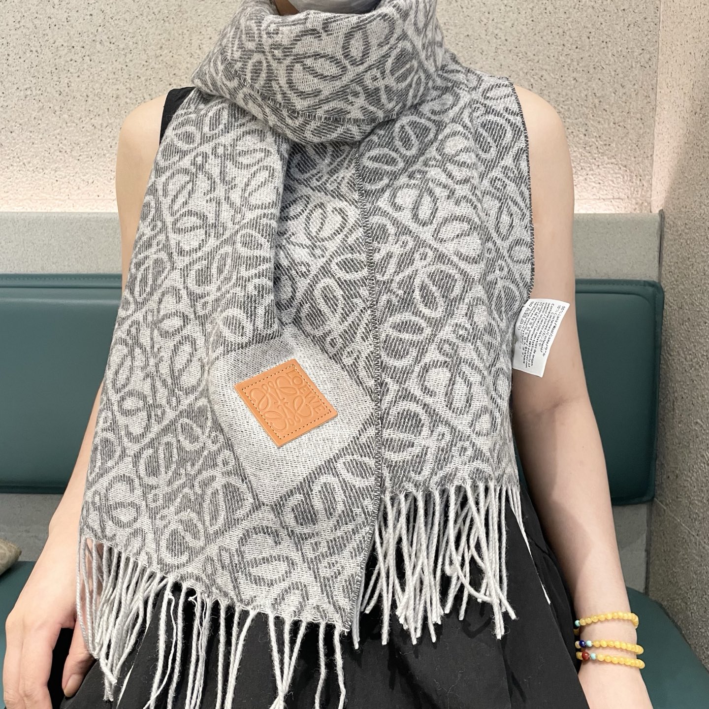 LOE Logo Leather Tag Anagram Cashmere Scarf  YV25091417
