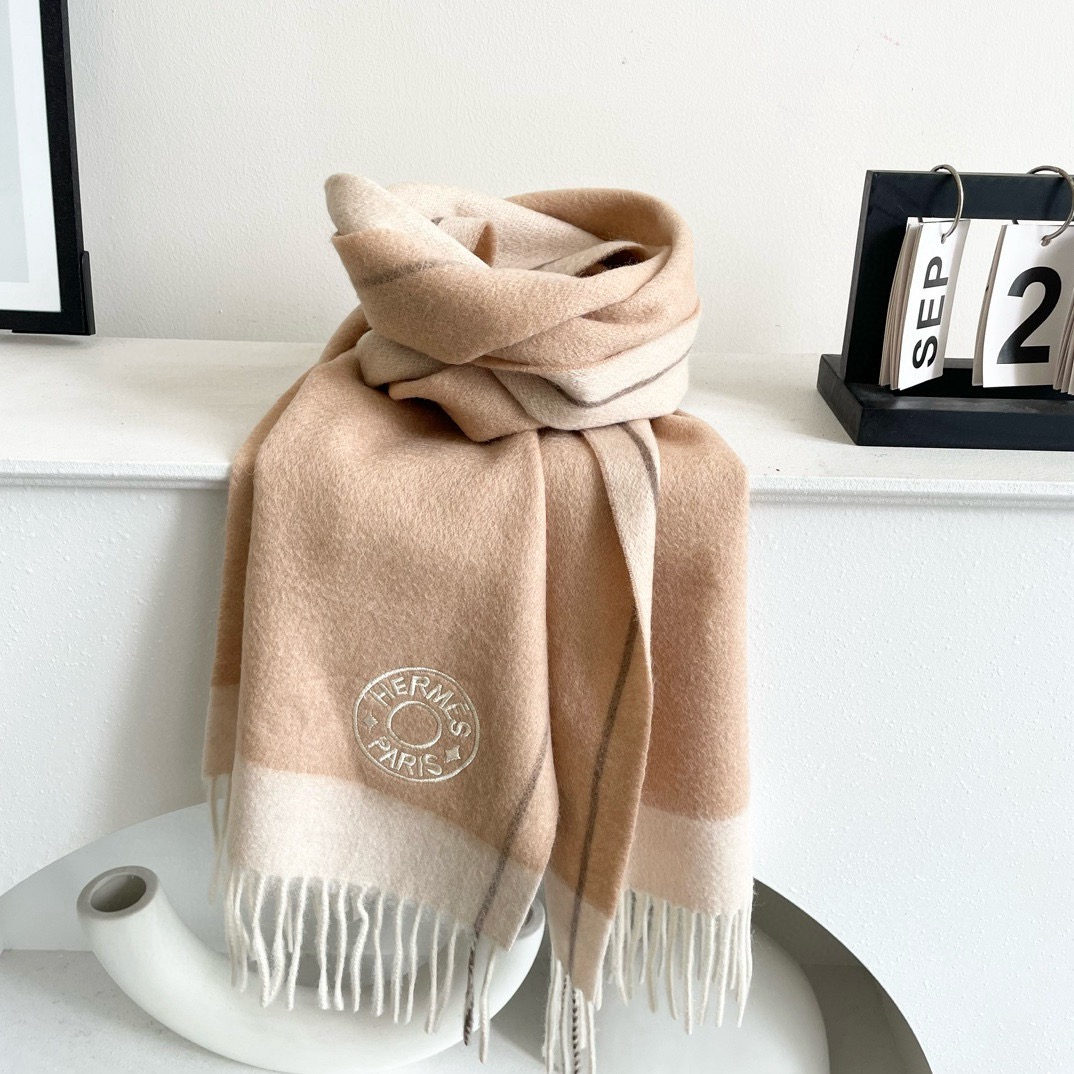 HM Classic Cashmere Scarf  YV25091423