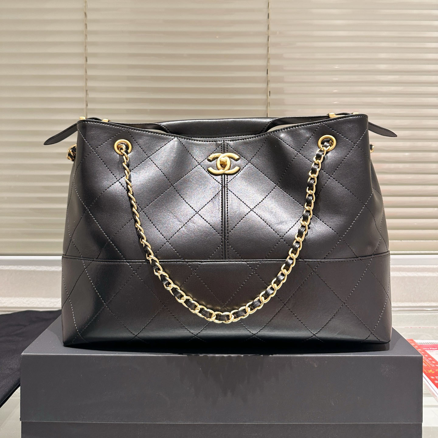 CH Classic Tote AE25091410