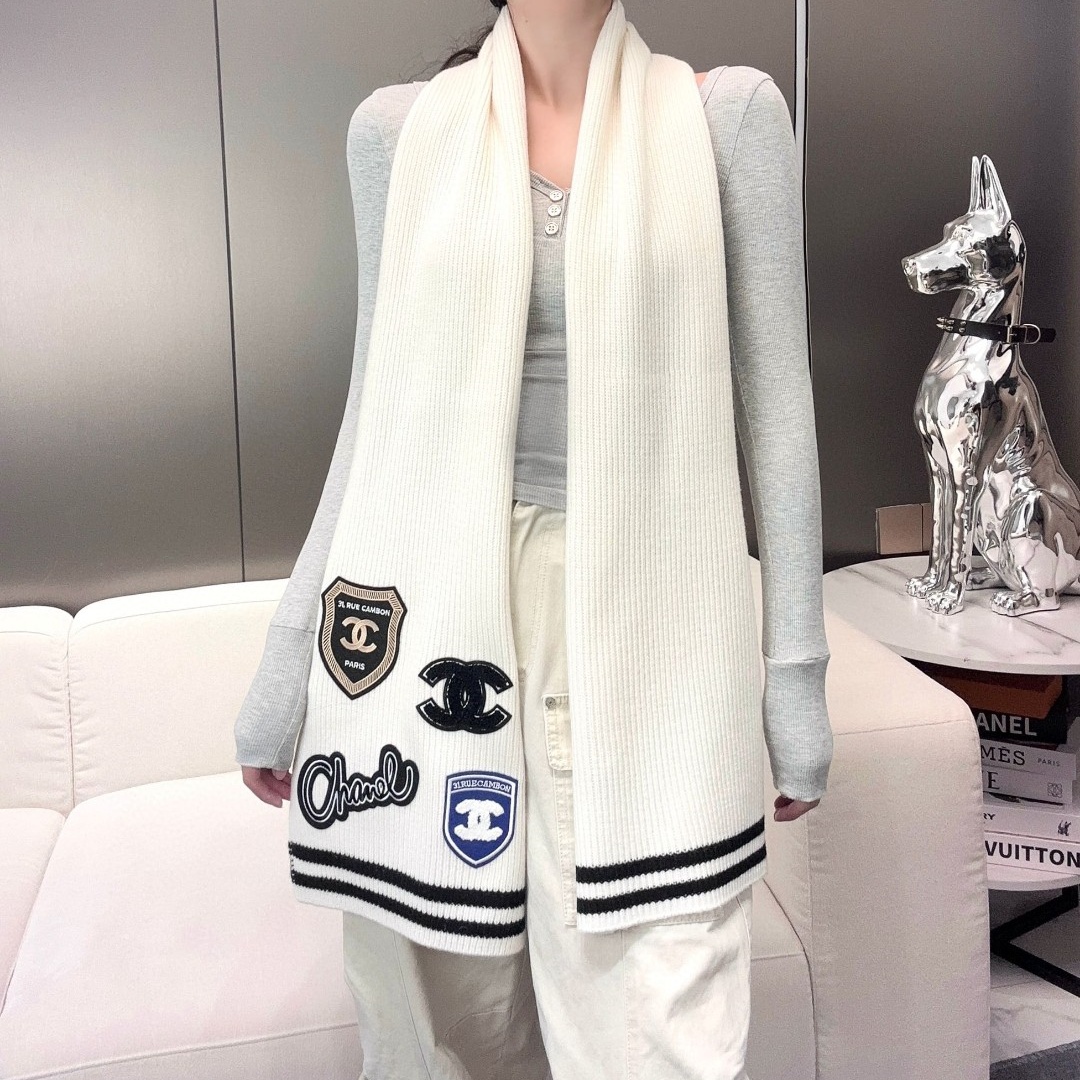 CH Badge Knitted Scarf YV25091518