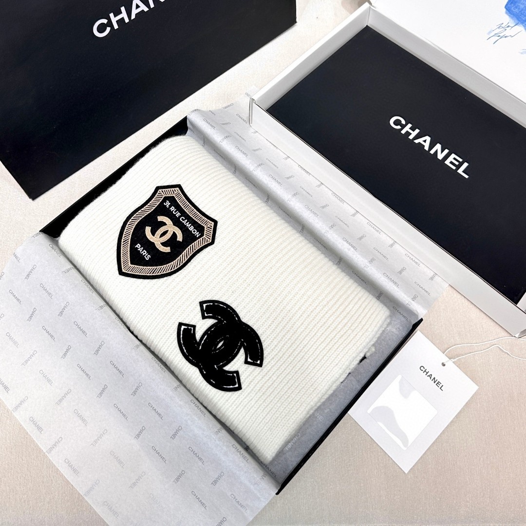 CH Badge Knitted Scarf YV25091518