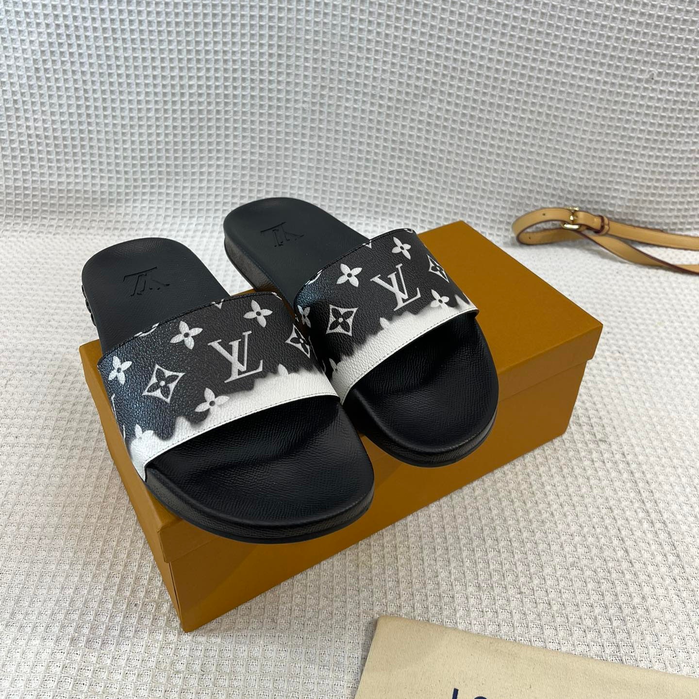 LV Unisex Fashion Slippers AM25081312