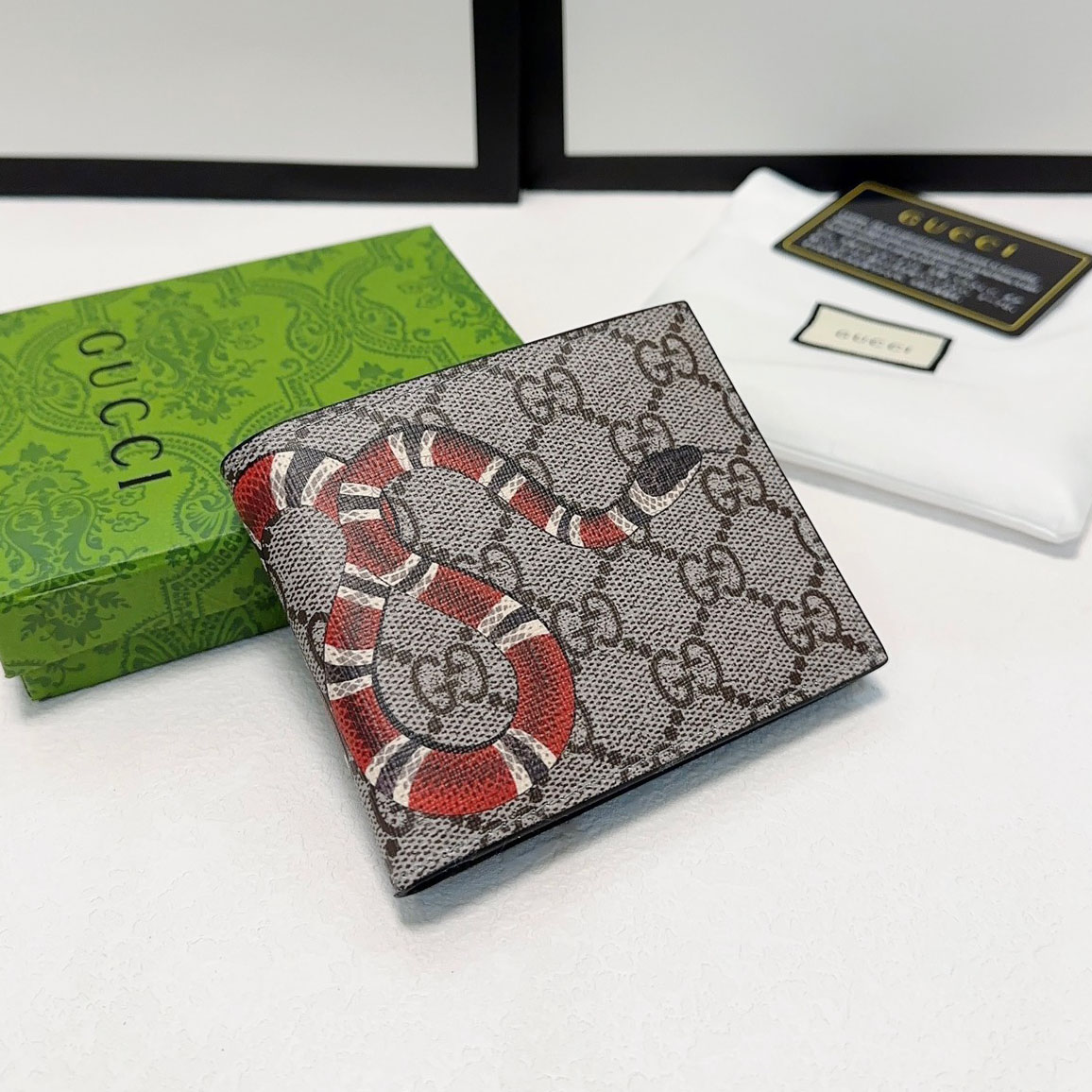 GG Classic Men's Snake Bifold Wallet XX25091911