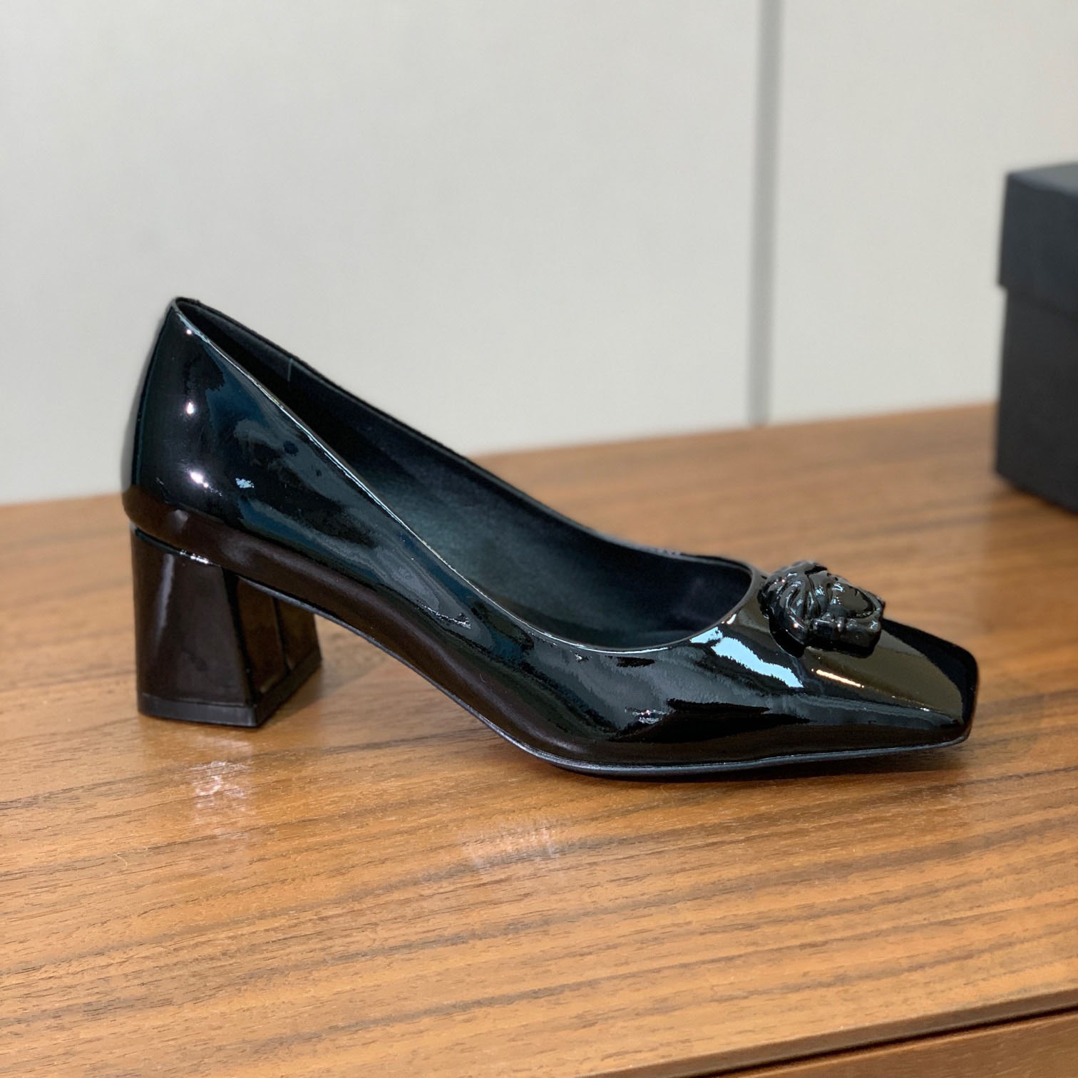 Vs Medusa Logo Chunky High Heels AM25092303