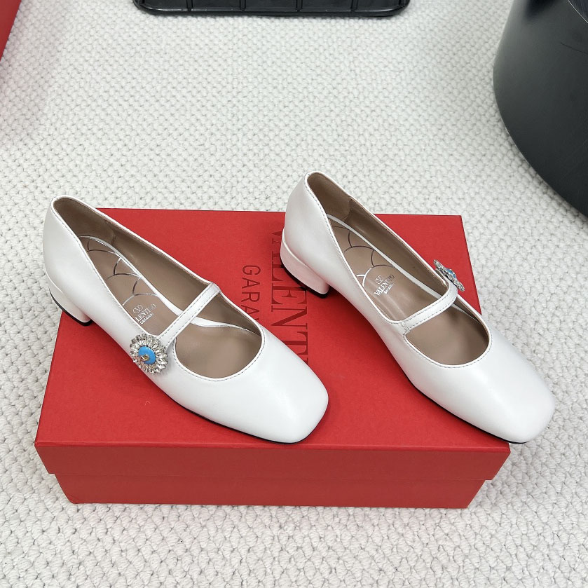 VT Diamond-Button Strapped Pumps MS250410