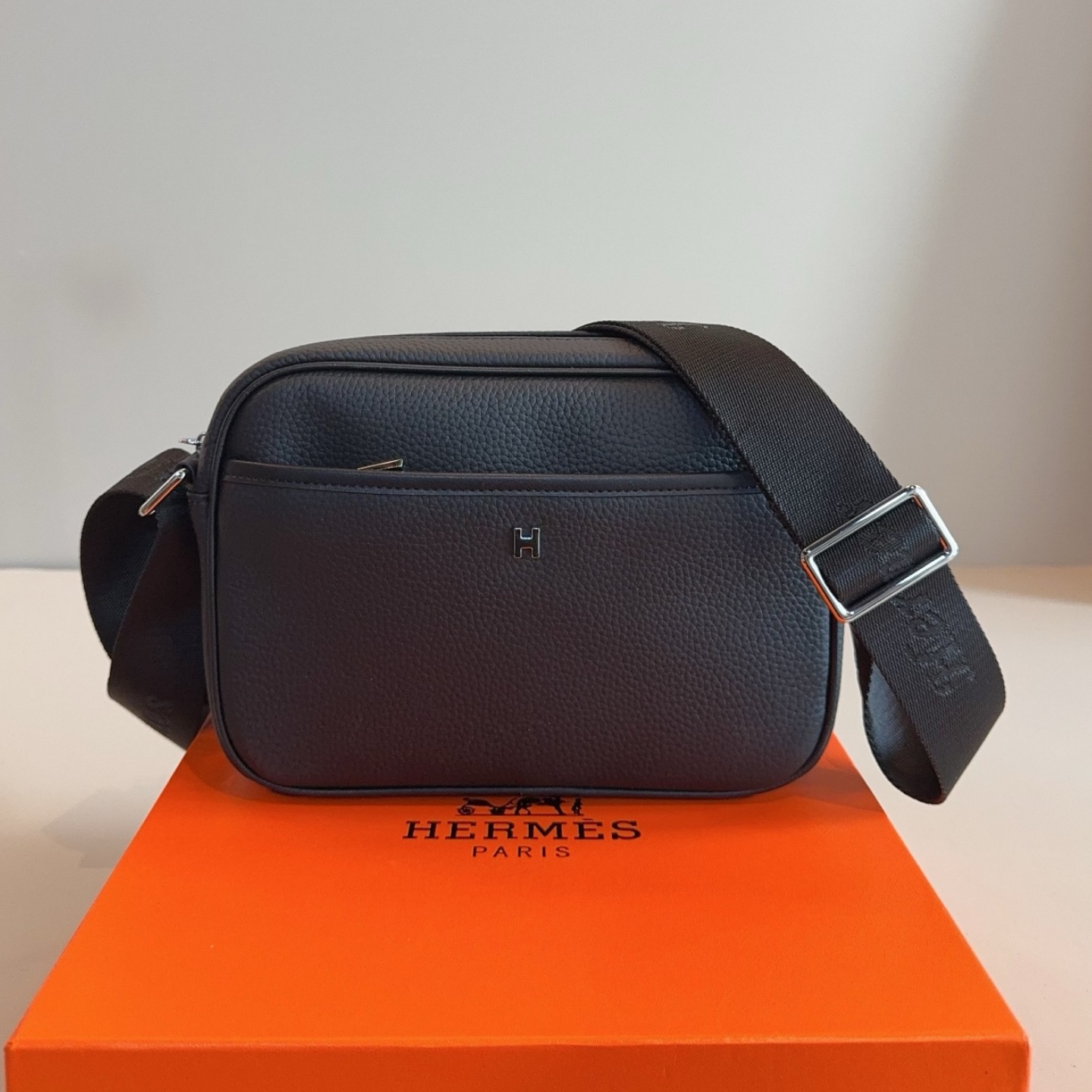 HM Men's Classic Crossbody Bag YV25092712