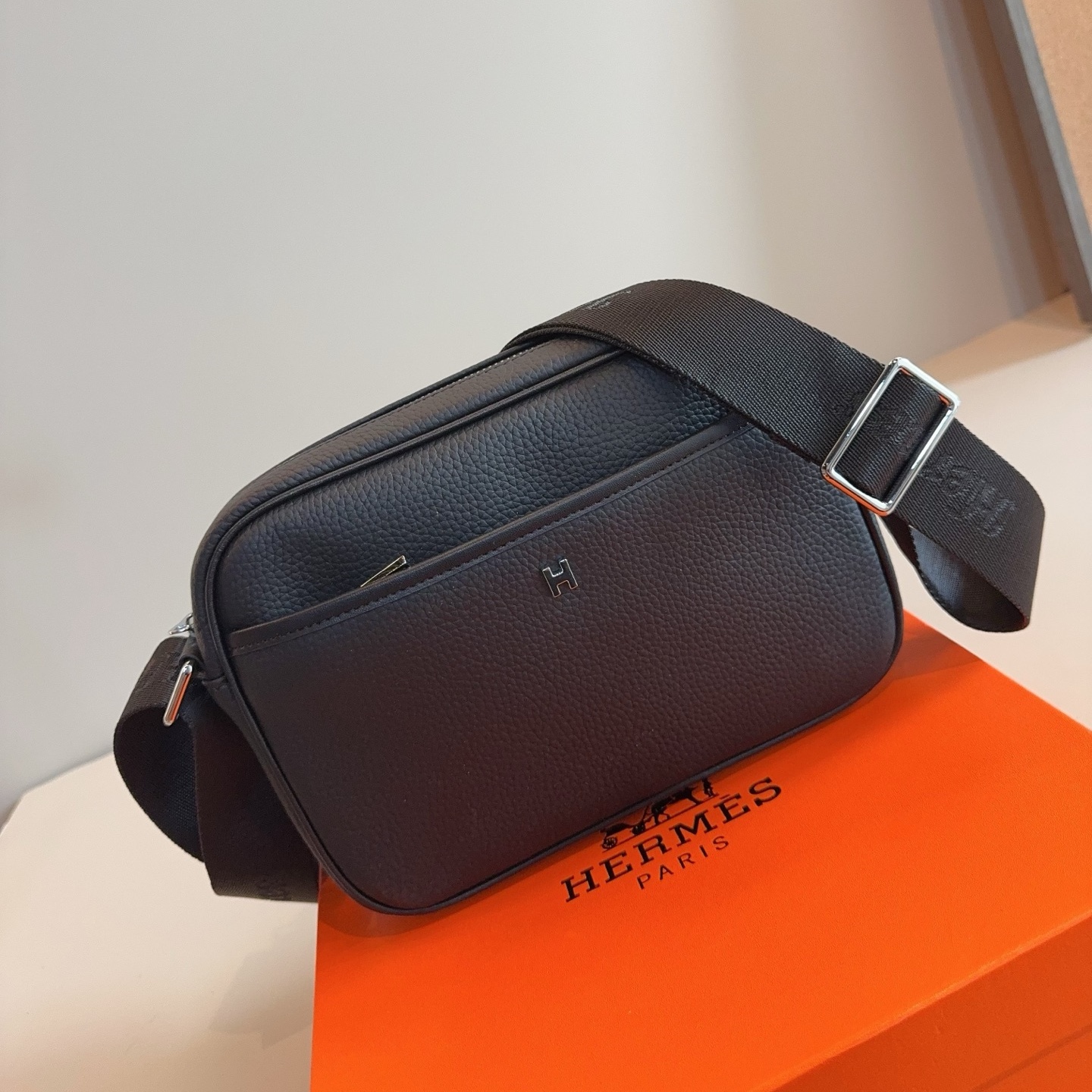 HM Men's Classic Crossbody Bag YV25092712