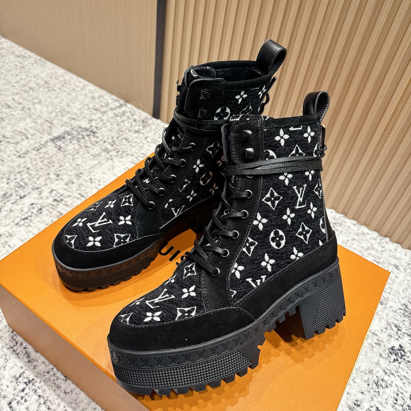 LV Chunky-Heel Desert Boots YV25092909