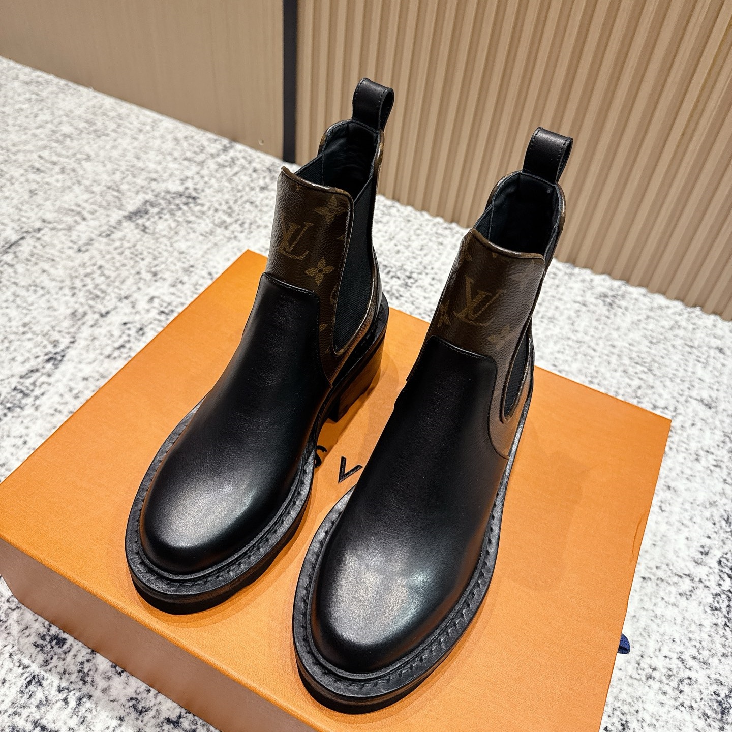 LV Women's Monogram Cowhide Chelsea Boots YV25092904