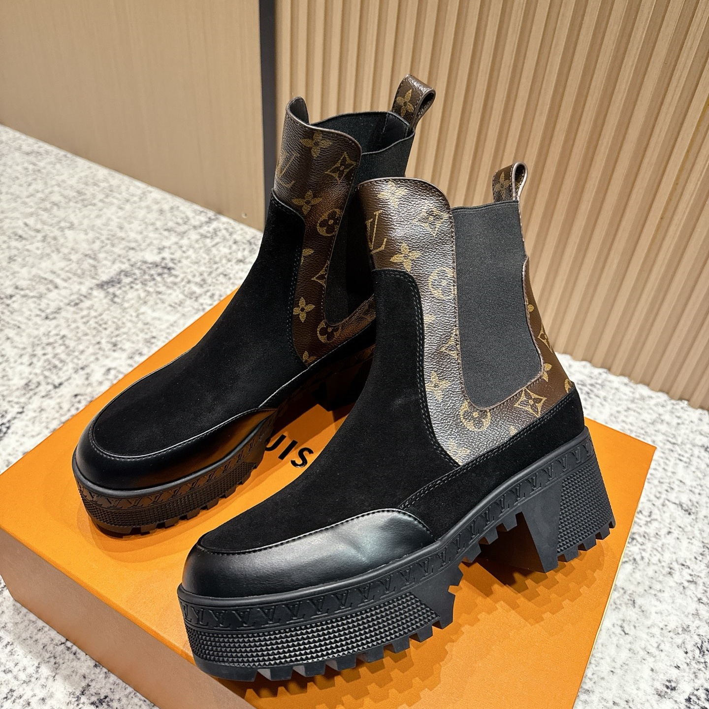 LV  Embossed Leather & Suede Mix Chunky-Heel Chelsea Boots YV25092907