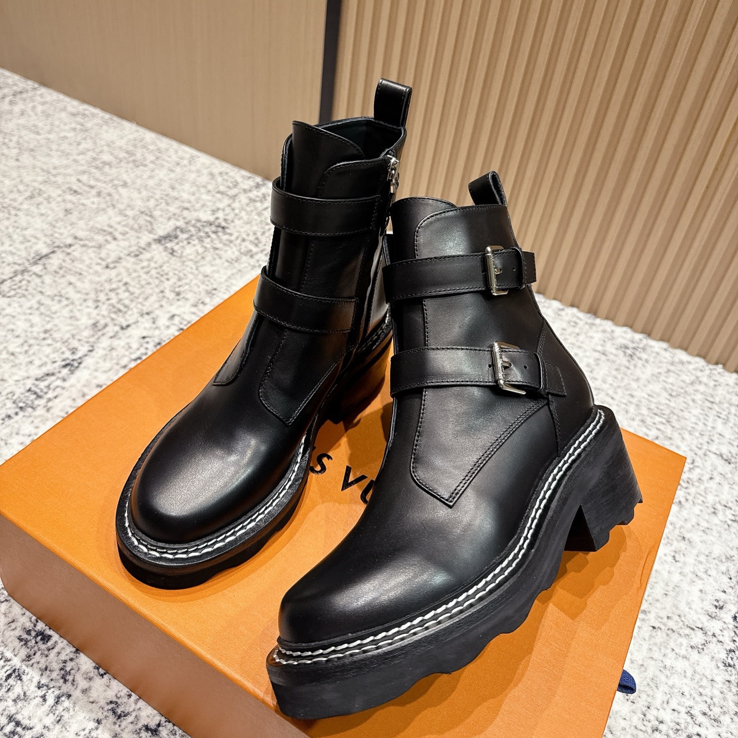 LV  Women's Cowhide Chelsea Boots YV25092903