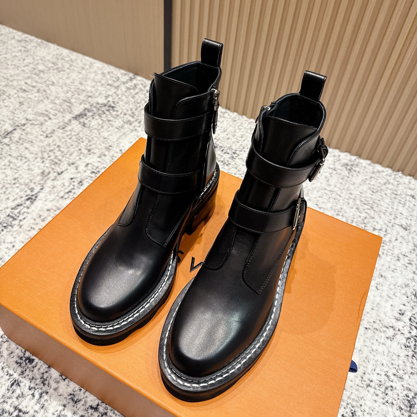 LV  Women's Cowhide Chelsea Boots YV25092903