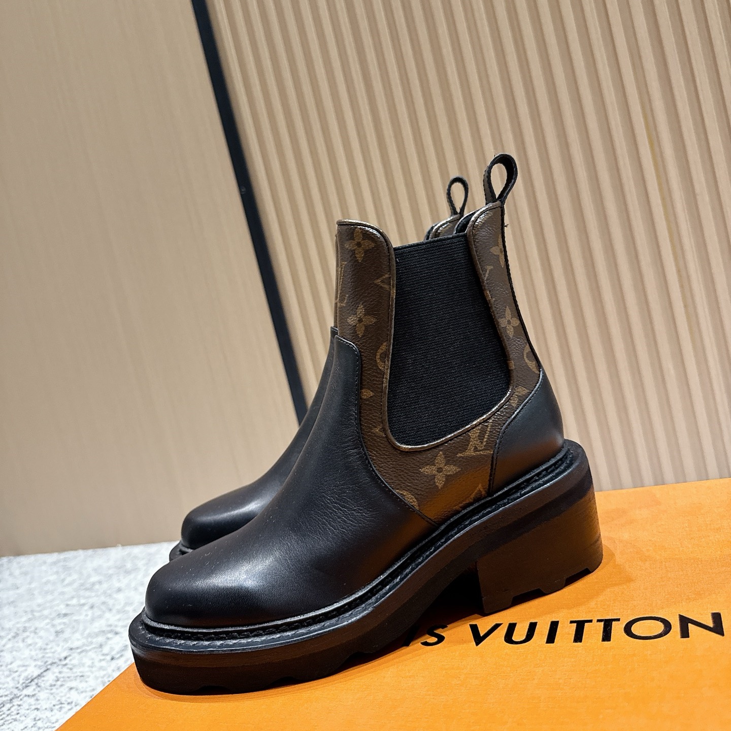 LV Women's Monogram Cowhide Chelsea Boots YV25092904