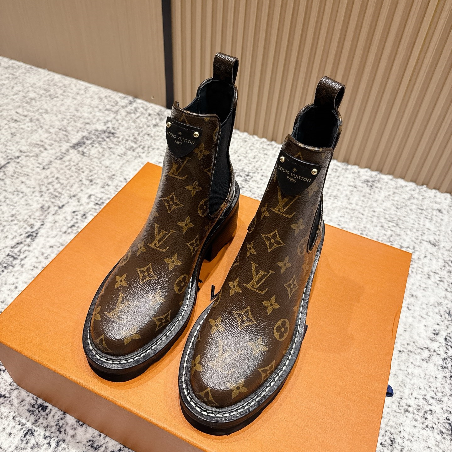 LV Women's Cowhide Chelsea Boots YV25092905