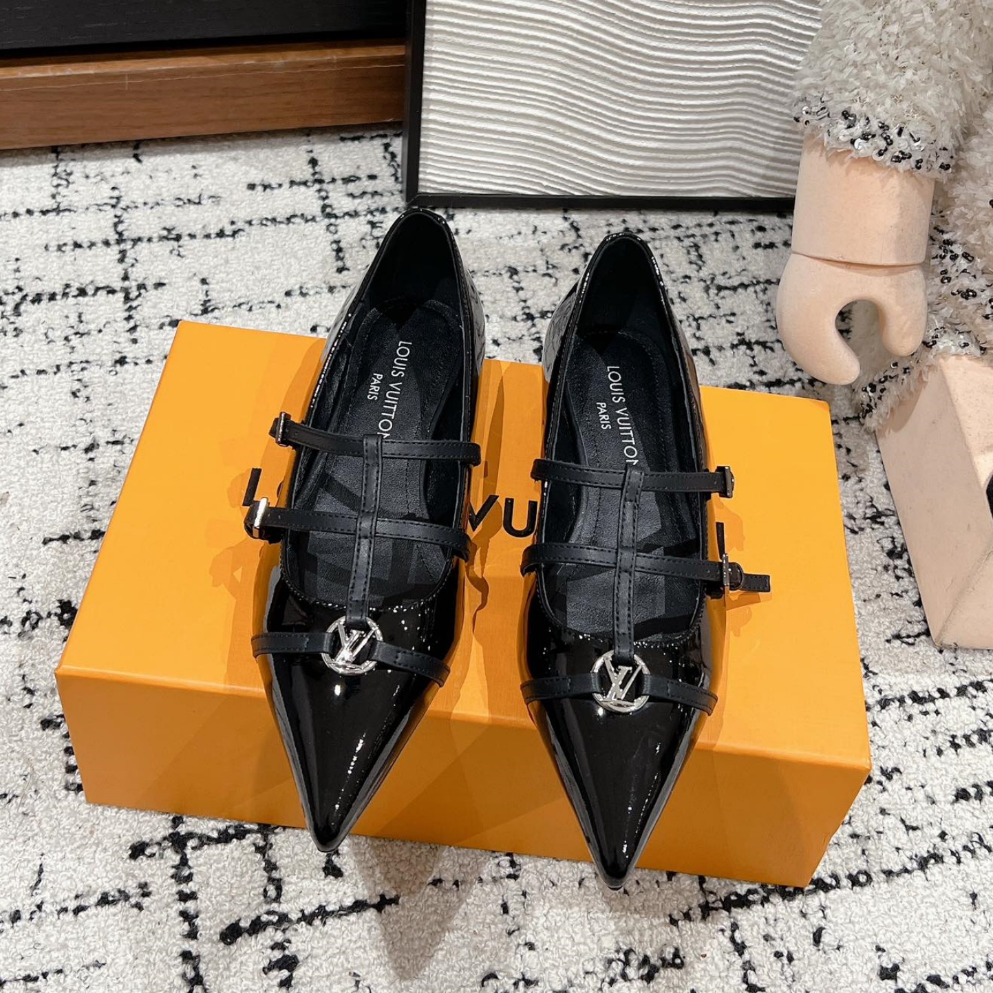 LV Pointed-Toe Flats YV25093018