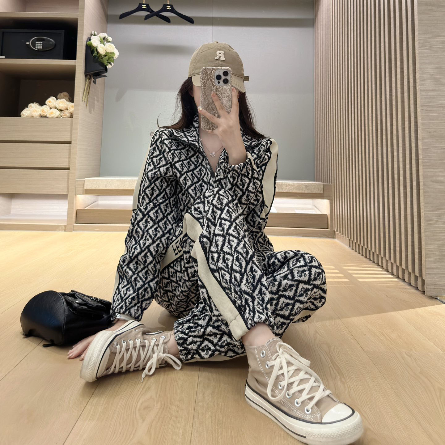 FD Casual Sportswear Set with Black and White Contrast Color and Double-F Jacquard Pattern XX25102308