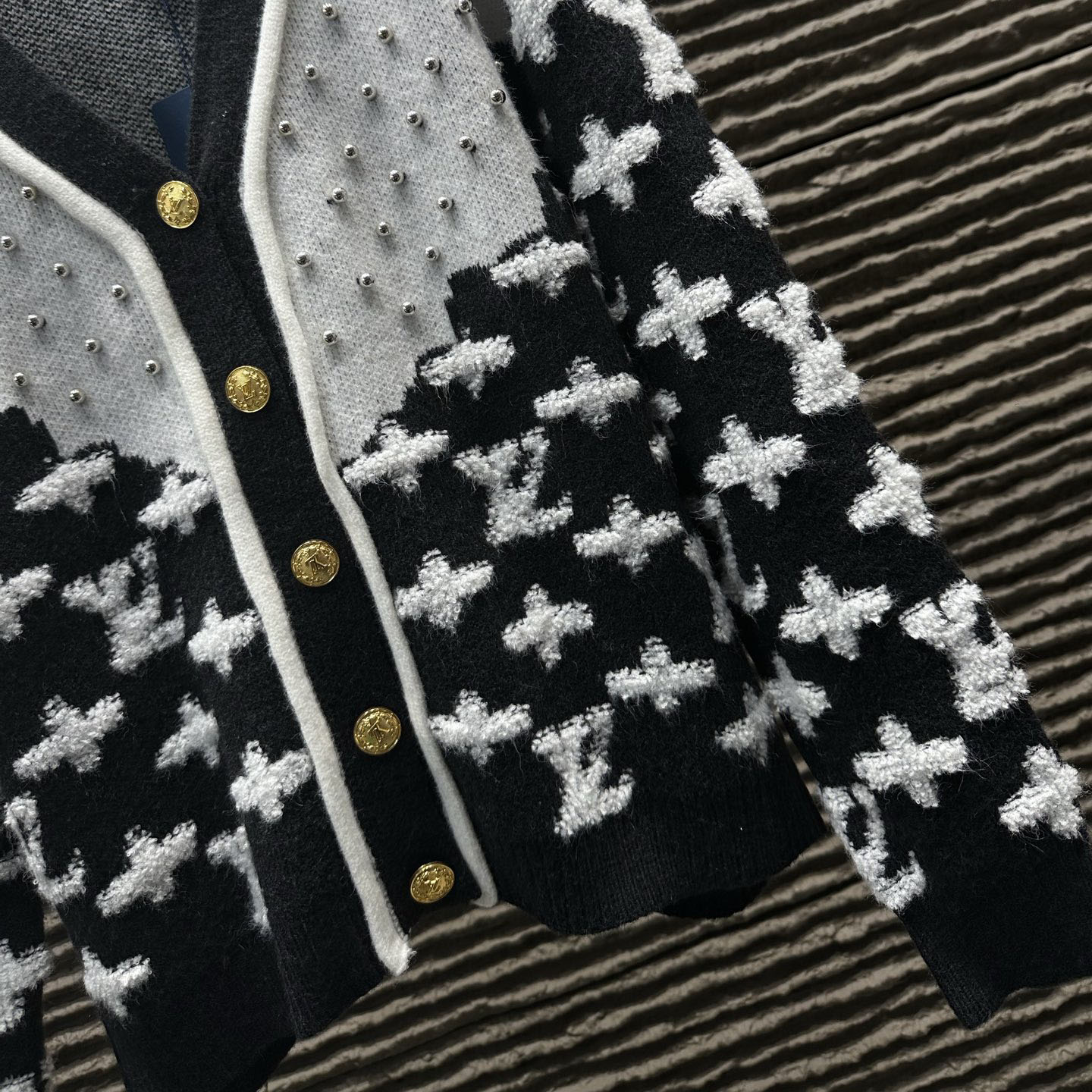 LV Black & White Contrast Knit Cardigan XX25102616