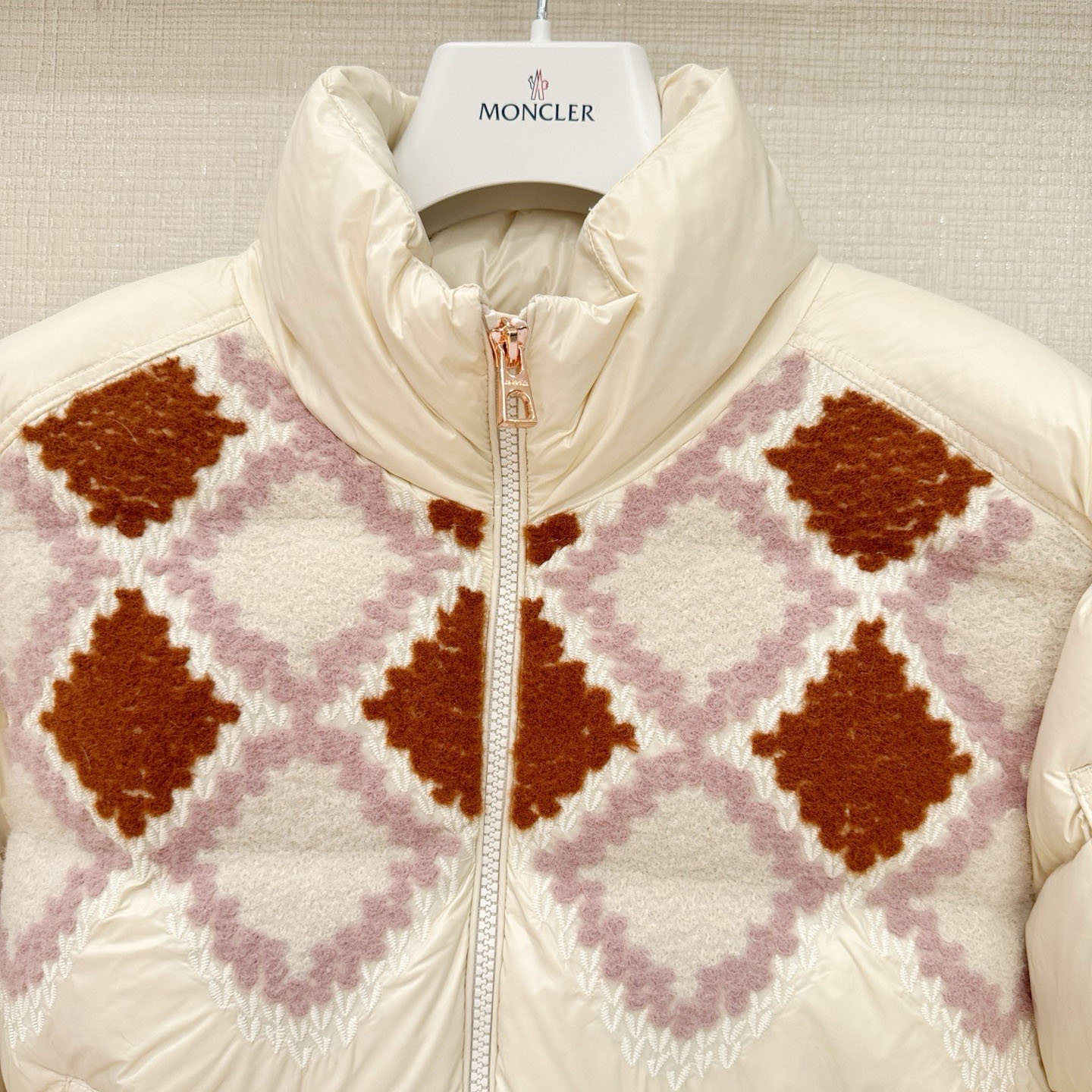 Mcl Luxe Hand-Knit Embroidery Cropped Puffer Coat XX25102704