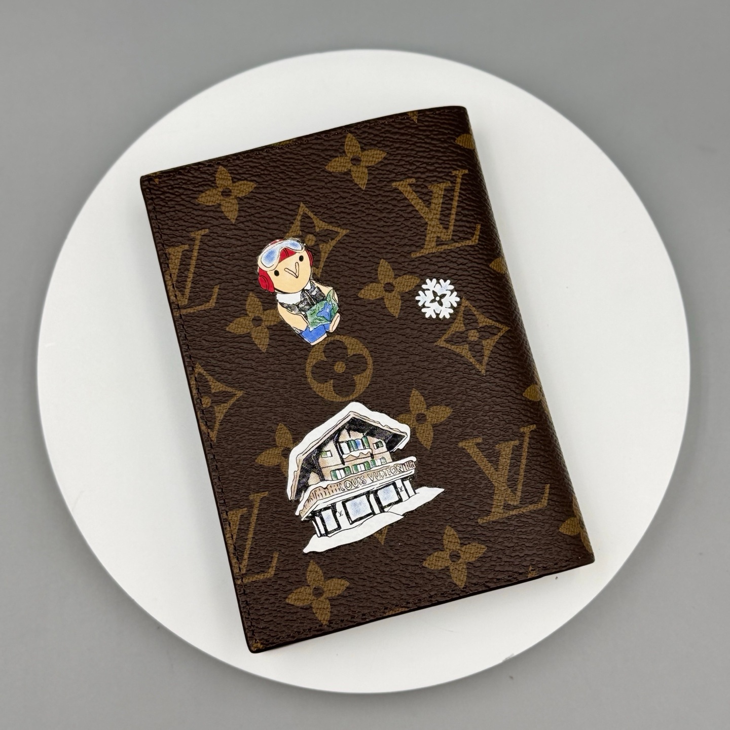 LV Holiday Limited Illustration Passport Card Holder YV25110403
